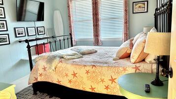 2 dormitorios, escritorio, tabla de planchar con plancha y cuna de viaje