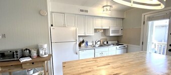 Direct Ocean Views from your bed & screened-in deck.Pet friendly! 2br 2bth