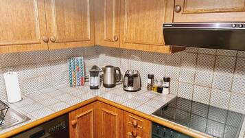 Lemari es besar, microwave, oven, dan mesin pencuci piring