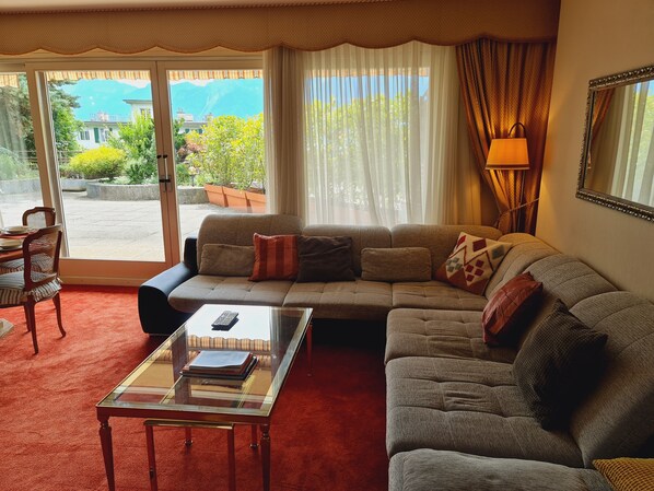 Fireplace, video-game console, computer, heated floors