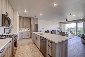 Fridge, microwave, oven, stovetop - Golfers Getaway in Secluded and Quiet Setting, Golf Course and Mountain Views! (St. George)