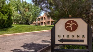 A sign for "Sienna" with an arrow pointing left, indicating the direction to the hotel. - Golfers Getaway in Secluded and Quiet Setting, Golf Course and Mountain Views! (St. George)