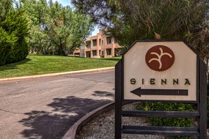 Exterior detail - Golfers Getaway in Secluded and Quiet Setting, Golf Course and Mountain Views! (St. George)