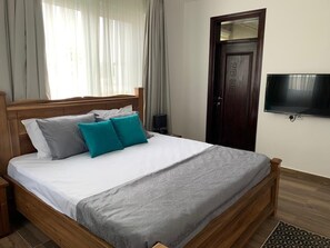 2 bedrooms, desk, iron/ironing board, free WiFi