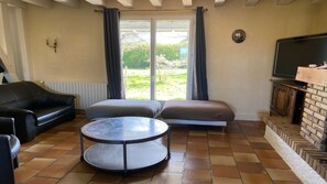 Fernseher, Kamin, Tischfußball