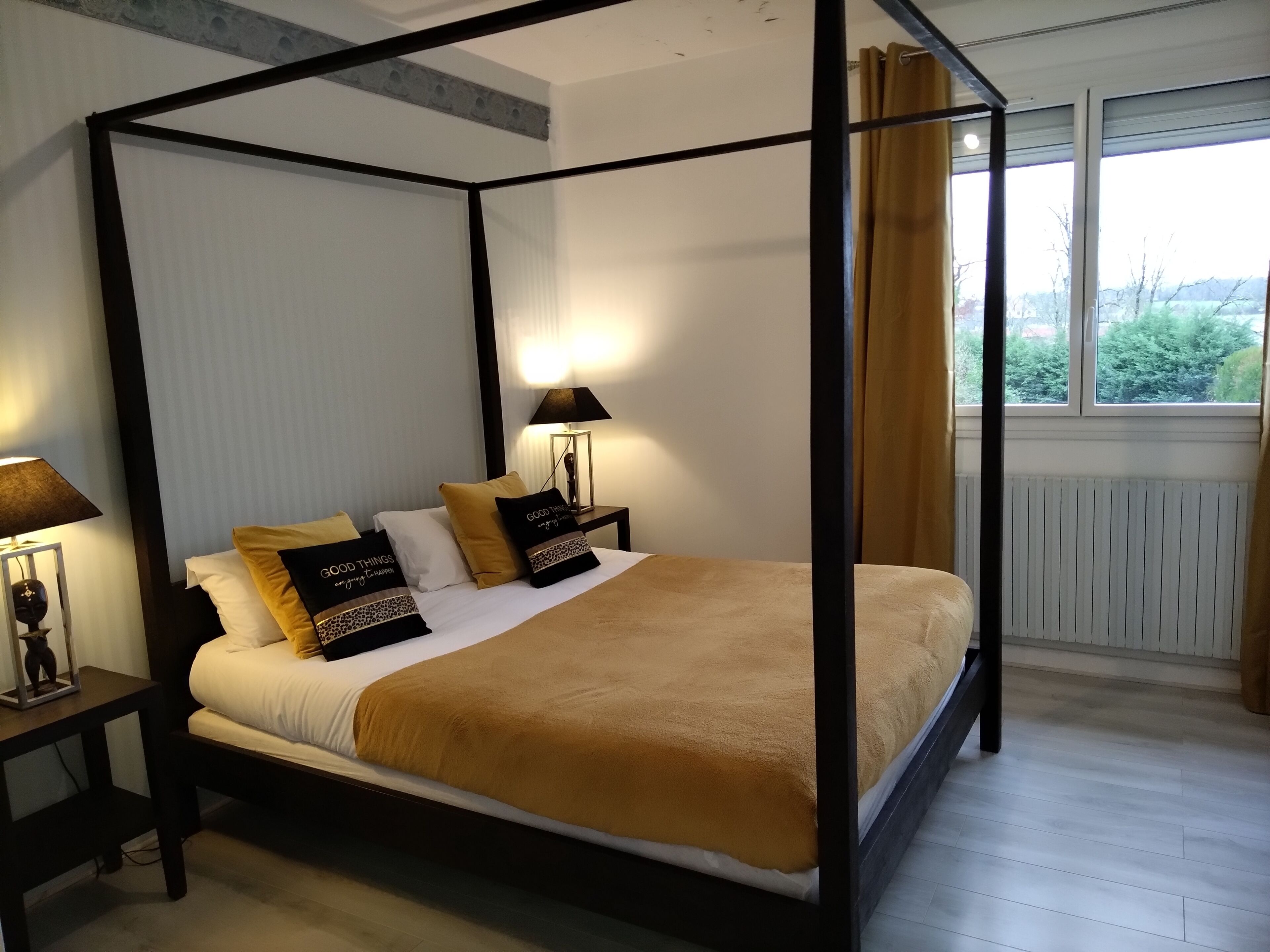 5 dormitorios, tabla de planchar con plancha, cuna de viaje