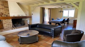 Fernseher, Kamin, Tischfußball