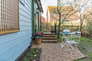 Outdoor dining - Plumcot Halt by Bloom Stays - sleeps 2 in 1 bedroom (Canterbury)