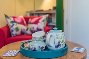 A teal tray with a teapot, cups, and saucers on a wooden table. - Plumcot Halt by Bloom Stays - sleeps 2 in 1 bedroom (Canterbury)