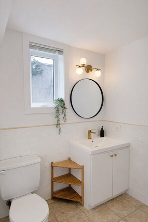 Een douche, een haardroger, handdoeken, zeep