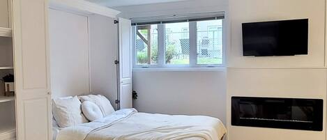 1 chambre, fer et planche à repasser, lit de bébé portatif
