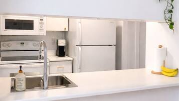 Kylskåp, mikrovågsugn, ugn och spishäll