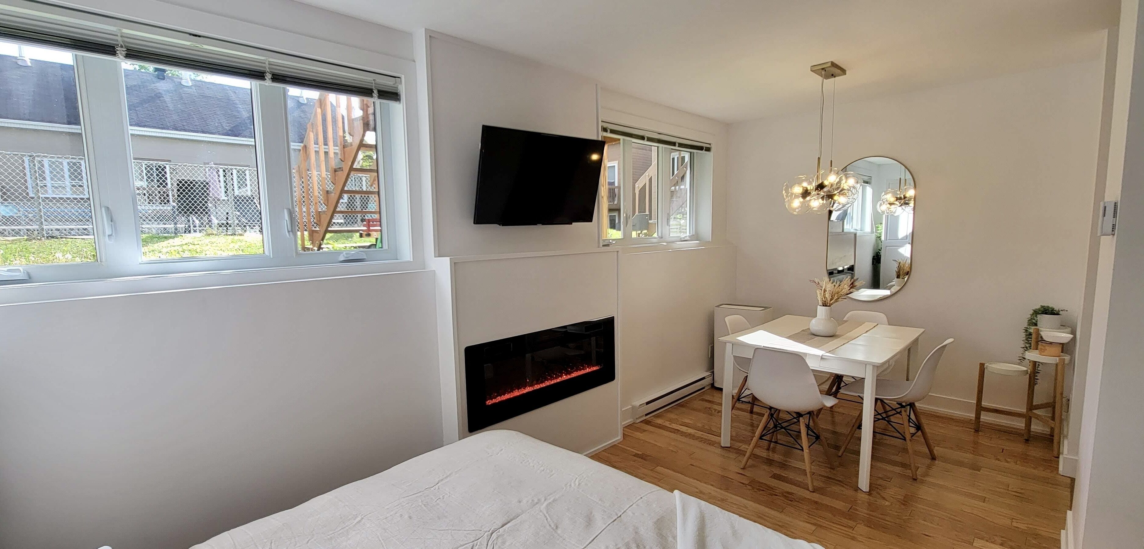 1 habitación, tabla de planchar con plancha y cuna de viaje 