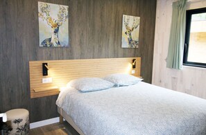 2 عدّة غرف نوم ومكواة/لوح كي وسرير سفر وواي فاي