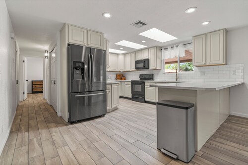 ☀️LUXE 4BR/2BTH Mountain View vacation • Pool & Grill • Central LOC • Private 