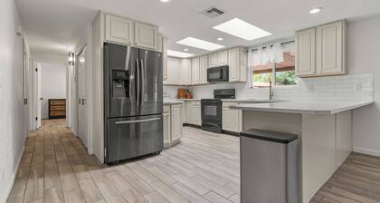 ☀️LUXE 4BR/2BTH Mountain View vacation • Pool & Grill • Central LOC • Private