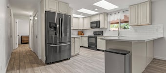 ☀️LUXE 4BR/2BTH Mountain View vacation • Pool & Grill • Central LOC • Private