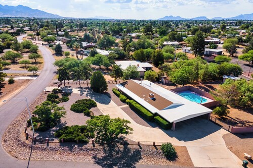 ☀️LUXE 4BR/2BTH Mountain View vacation • Pool & Grill • Central LOC • Private 