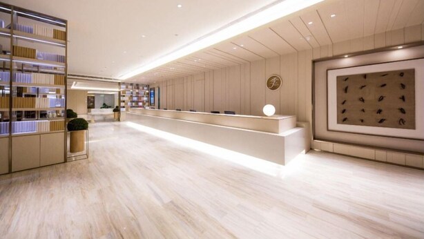 A modern hotel lobby with a reception desk, a large wall-mounted artwork, and a well-lit interior. - Ji Hotel Beijing West Railway Station South Square (Beijing)