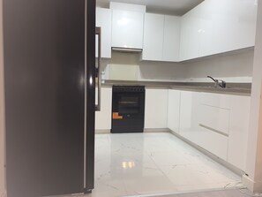 冷蔵庫、電子レンジ、オーブン、コンロ