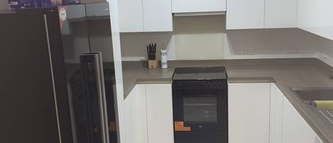 Een koelkast, een microgolfoven, een oven, een kookplaat