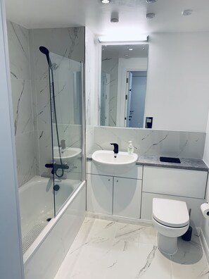 Combined shower/bathtub, hair dryer, towels, soap - Stratford city apartment (London)
