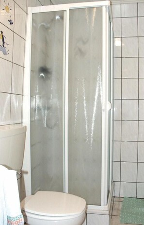 House | Bathroom | Shower, towels - Awesome Home in Hachiville With Wifi and 1 Bedrooms (Wincrange)