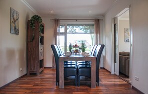 Huis (Boerenzwaluw) | Woonkamer | Een smart-tv en tafelvoetbal