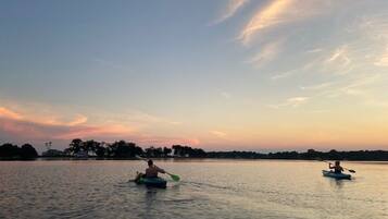 Rannalla, aurinkotuoleja, rantapyyhkeitä