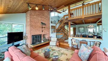 Una Smart TV, una chimenea, un reproductor de DVD, libros