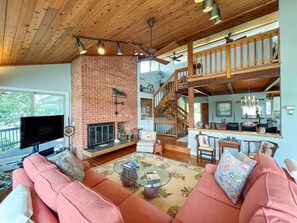 Smart-TV, Kamin, DVD-Player, Bücher