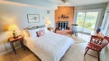 4 makuuhuonetta, työpöytä, silitysrauta/-lauta, vauvan matkasänky