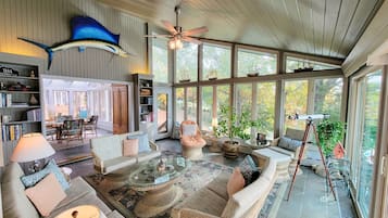 Smart-TV, Kamin, DVD-Player, BĂŒcher