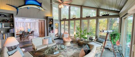 Smart-tv, een open haard, een dvd-speler en boeken