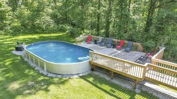 Een buitenzwembad en een verwarmd zwembad