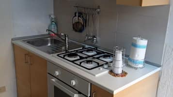 KĂŒhlschrank, Ofen, Herdplatte, Kochgeschirr/Geschirr/Besteck