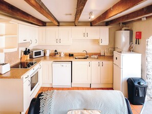 Lavavajillas y trona infantil