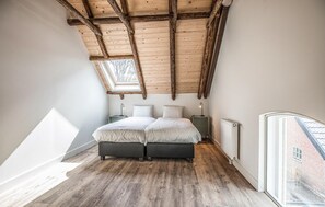 6 bedrooms, free WiFi, bed sheets