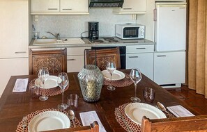 Apartment | Private kitchen | Cookware/dishes/utensils