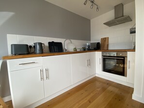 Fridge, microwave, oven, stovetop - Perfect for beach & nature reserve walks all year round (Pagham)