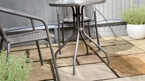 A patio with a round table and two wicker chairs. - Perfect for beach & nature reserve walks all year round (Pagham)