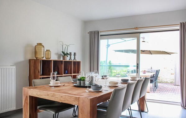 House | Living room | Smart TV, foosball, table tennis - Amazing Home in Diksmuide With 5 Bedrooms and Wifi (Diksmuide)