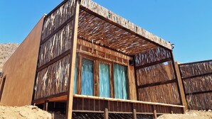 Un edificio con fachada de madera y techo de metal.