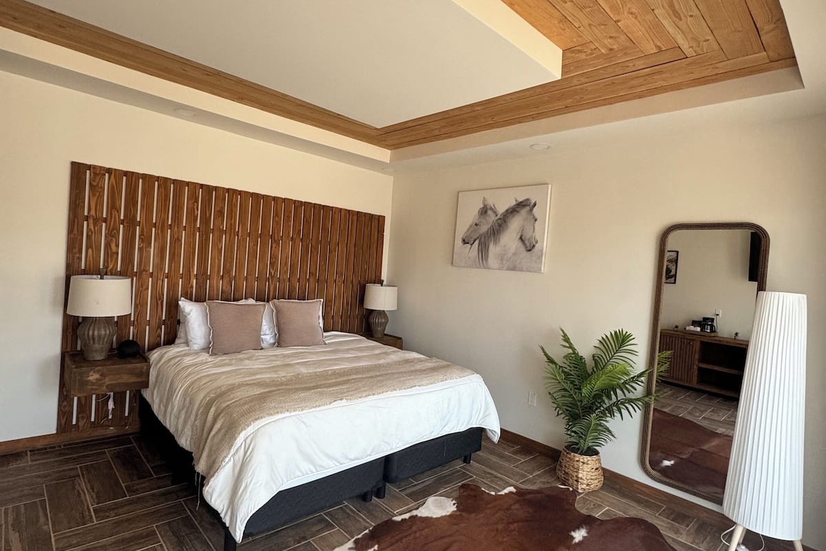 Deluxe Room | 1 bedroom, in-room safe, iron/ironing board, free WiFi
