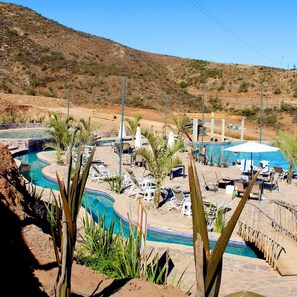 Udendørs pool, åben fra kl. 10.00 til kl. 20.00, parasoller, liggestole