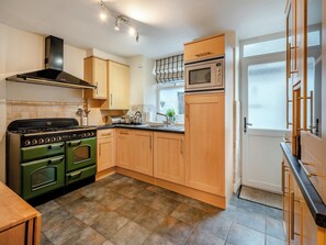 Dishwasher, cookware/dishes/utensils - Littlecroft Windermere (Windermere)