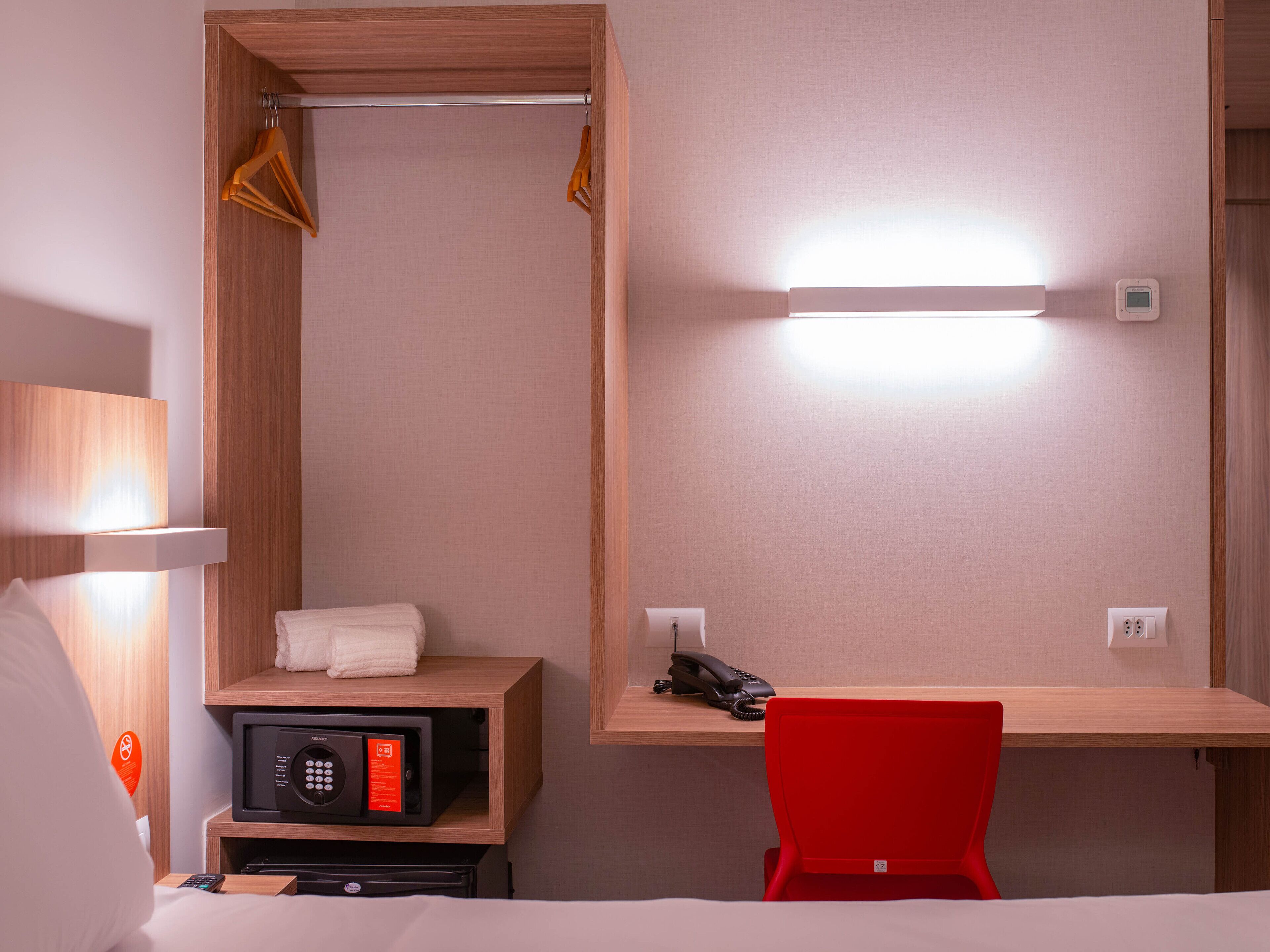 standard double room | minibar, in-room safe, desk, laptop workspace