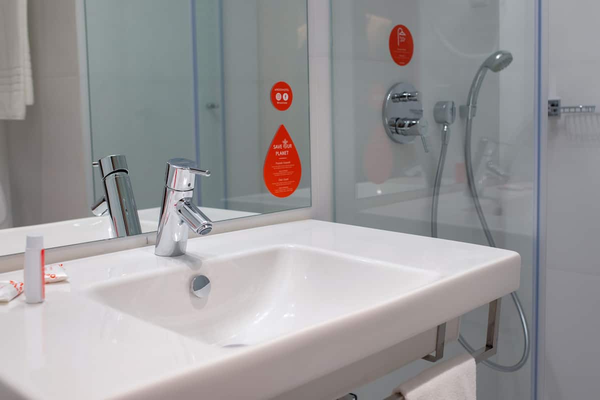 shower, free toiletries, hair dryer, towels