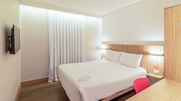 Kamar Double Standar | Minibar, brankas, meja kerja, dan ruang kerja ramah laptop