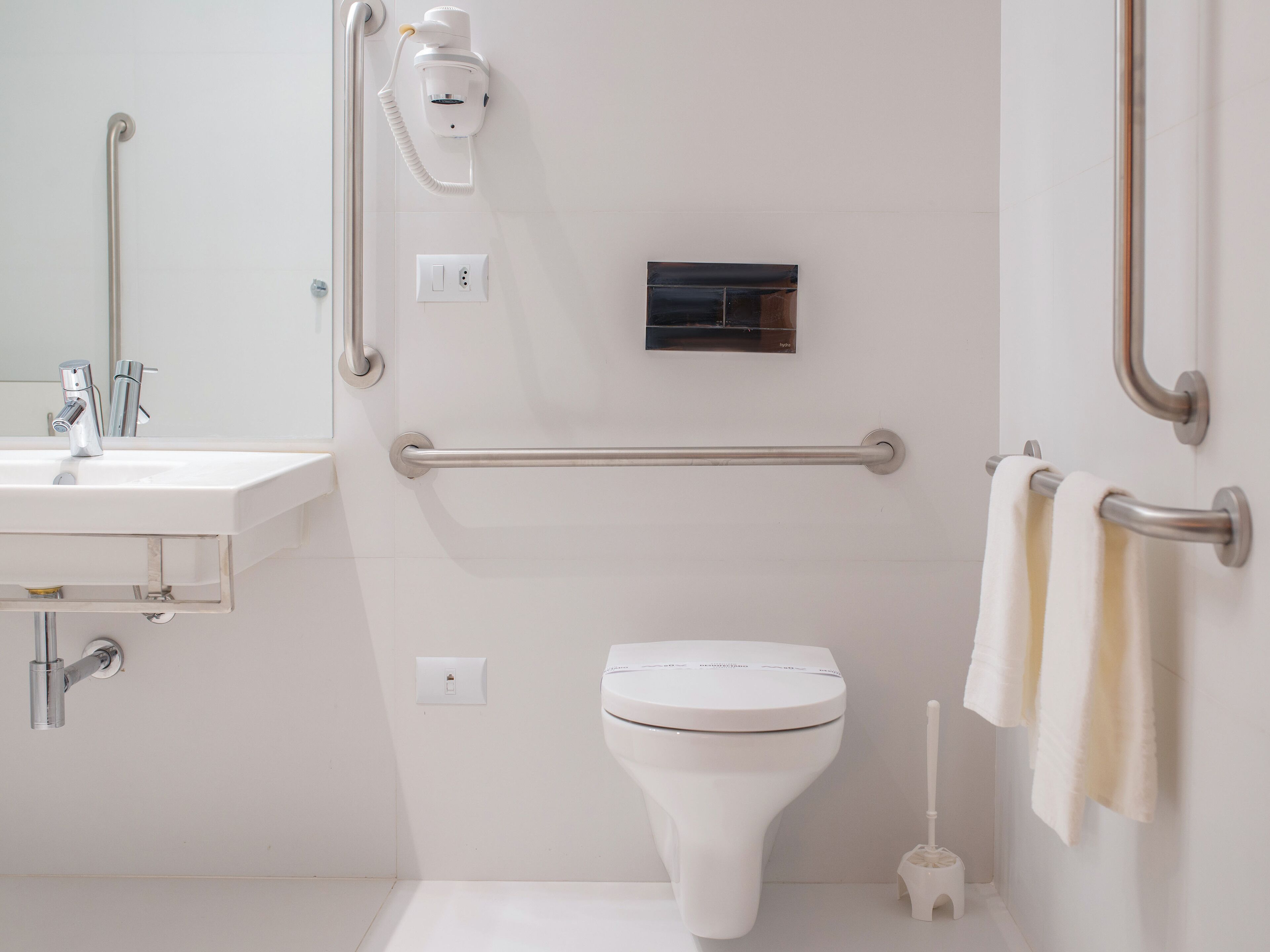 standard double room, accessible | minibar, in-room safe, desk, laptop workspace